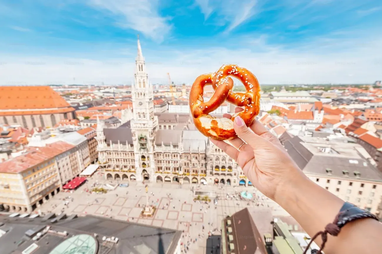 Precel na tle Marienplatz w Monachium.