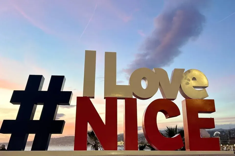 El icónico letrero "I Love Nice" al atardecer.