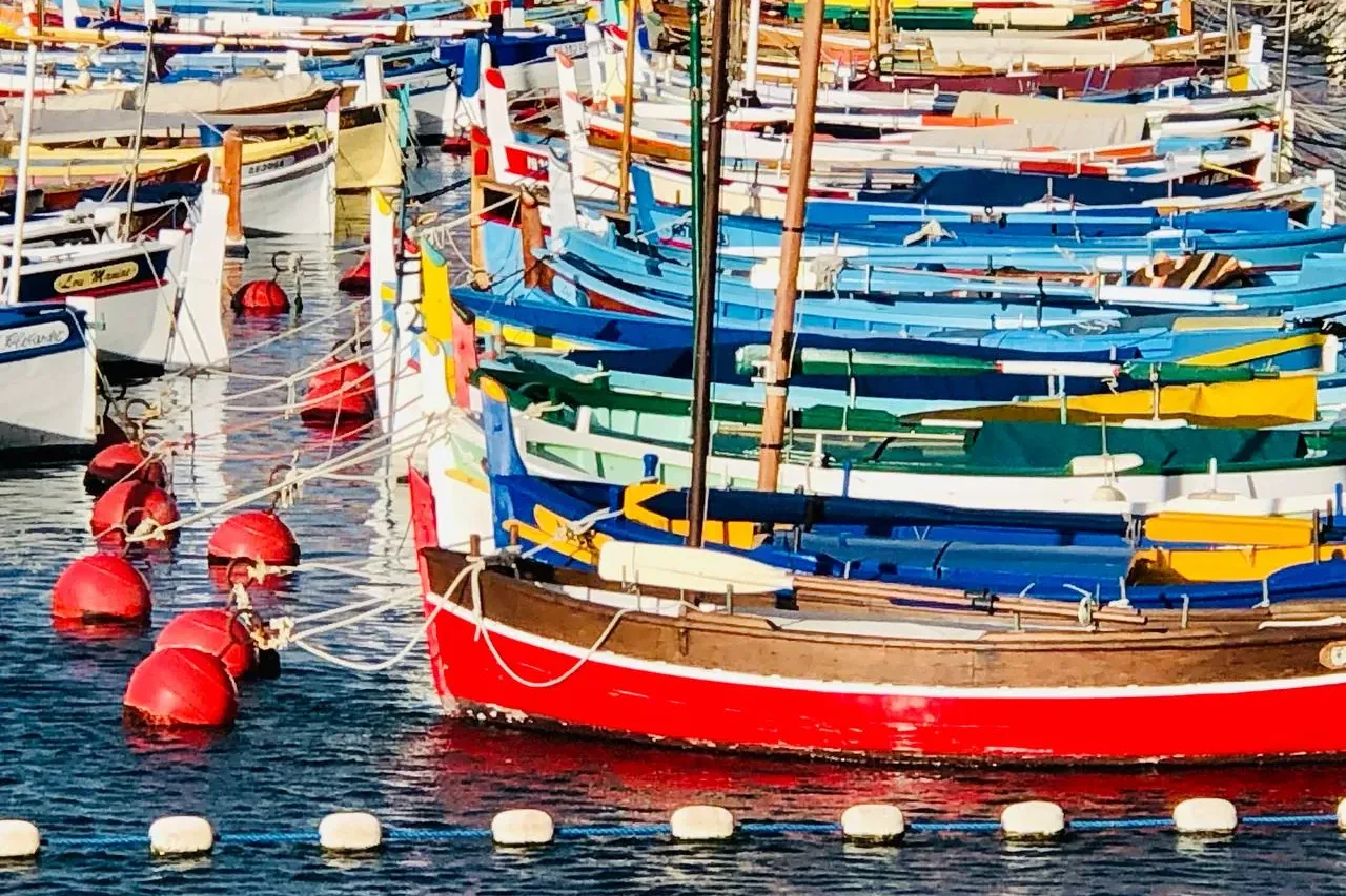 Barcos coloridos en el puerto de Niza, Francia.