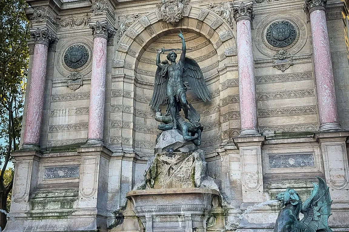 Fontaine Saint-Michel in Paris, ein großer Steinbrunnen mit der zentralen Skulptur des Erzengels Michael, der einen Drache...