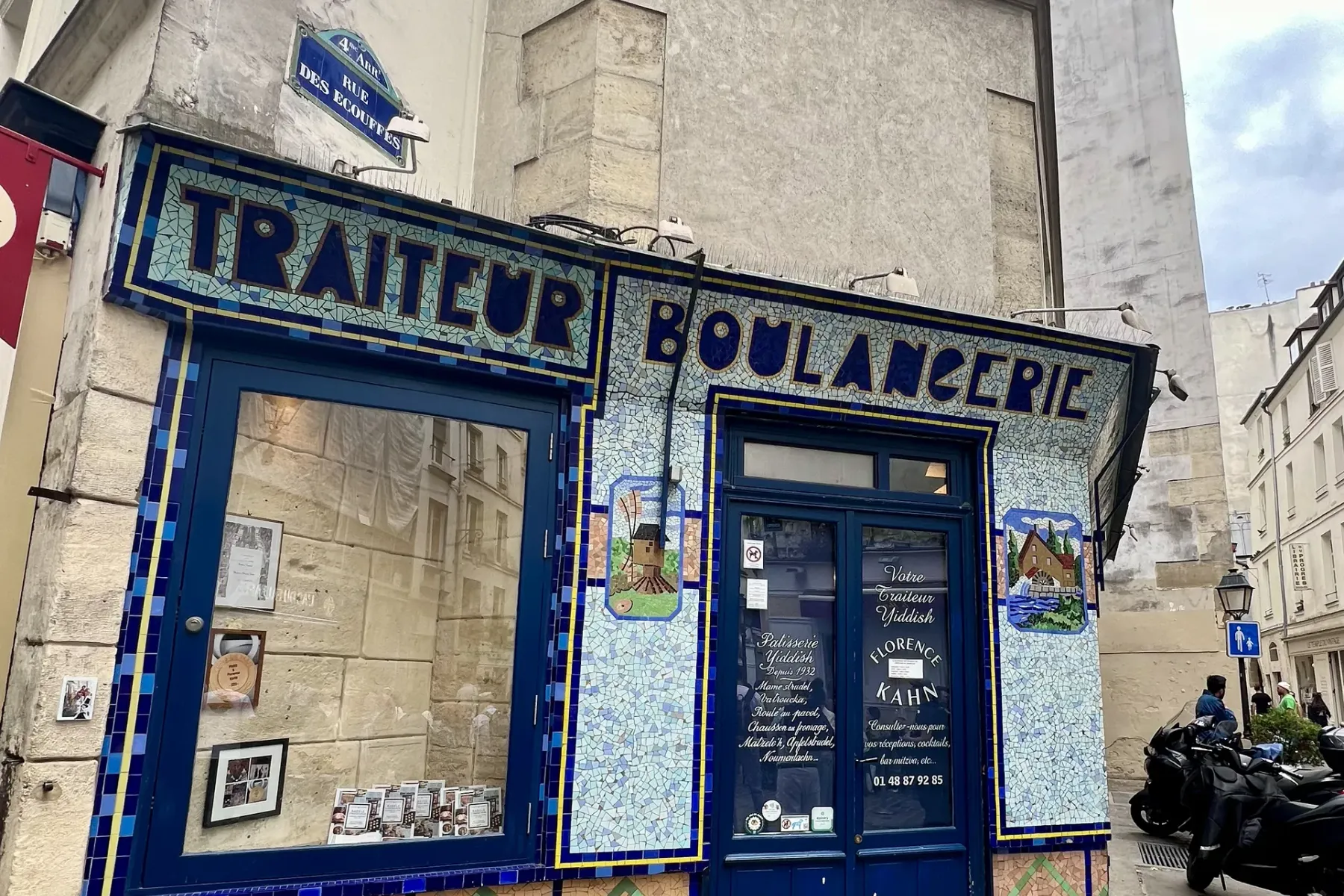 Mosaik-geflieste Ladenfront von Florence Kahn Traiteur Boulangerie auf einer Kopfsteinpflasterstraße in Paris, mit 'Rue de...