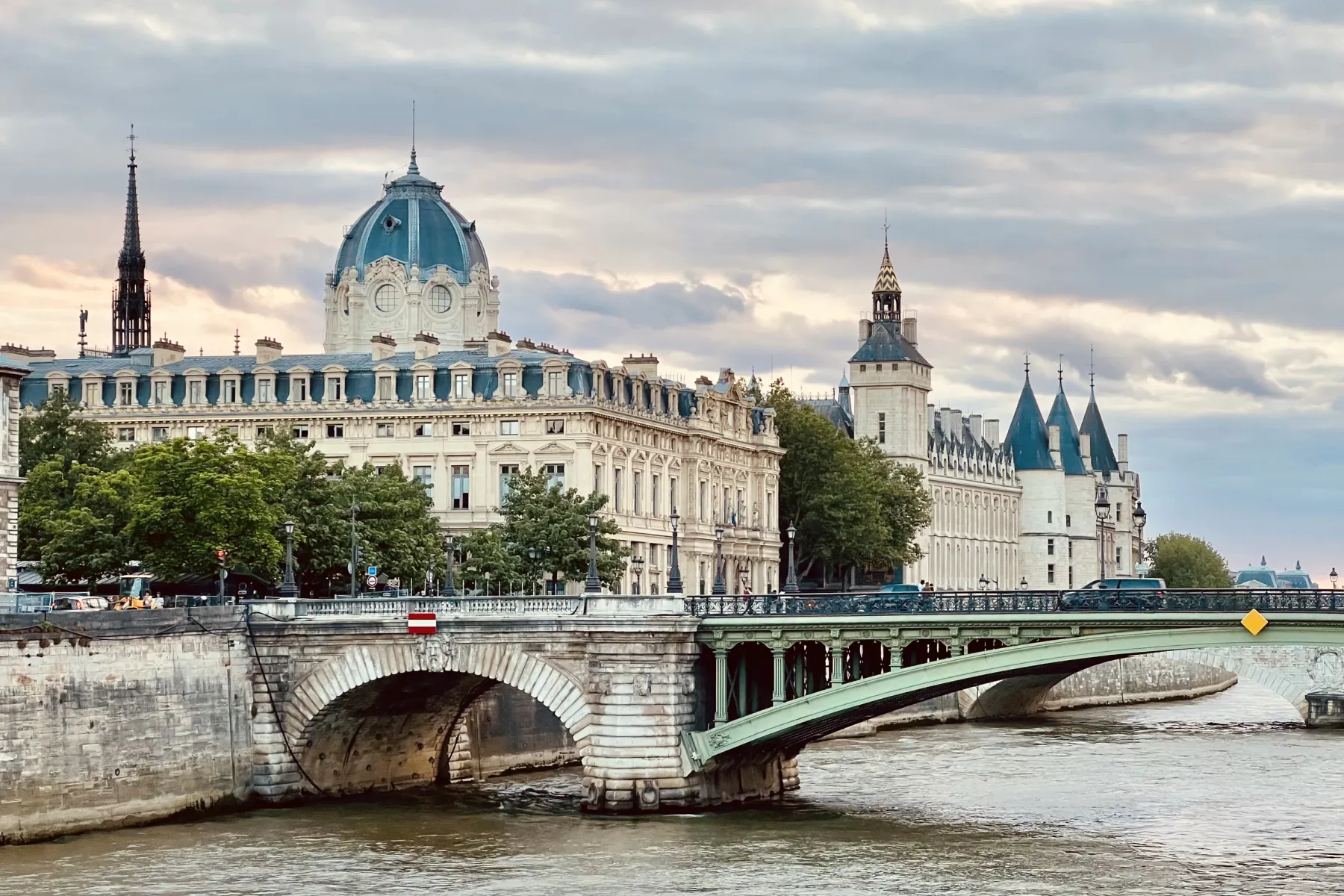 Pont Saint-Michel bridge over the Seine River in Paris, with the Palais de Justice and Tribunal de Commerce visible.