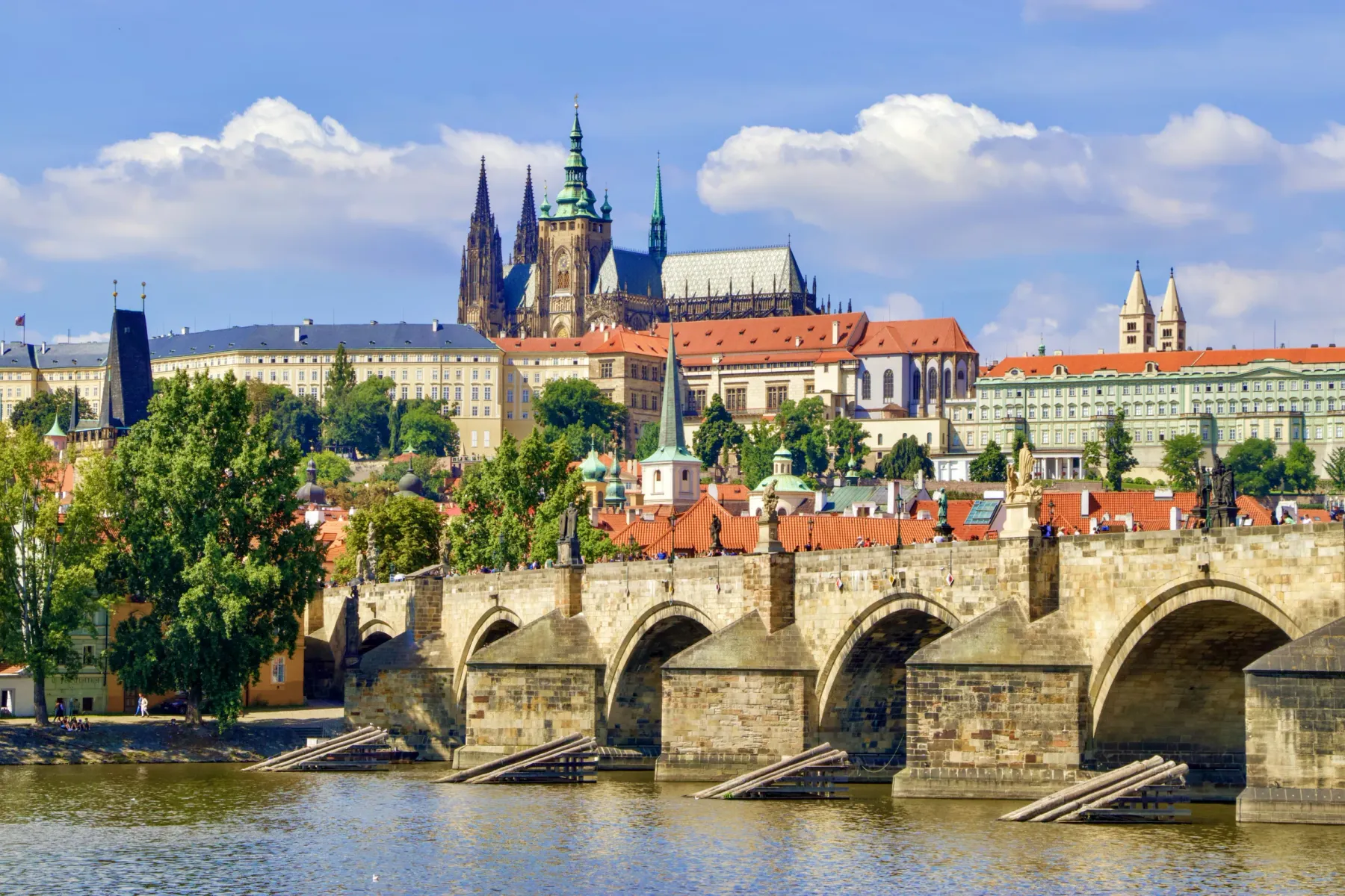 Vista del Puente de Carlos con estatuas sobre el río Moldava, con el Castillo de Praga y la Catedral de San Vito en una co...