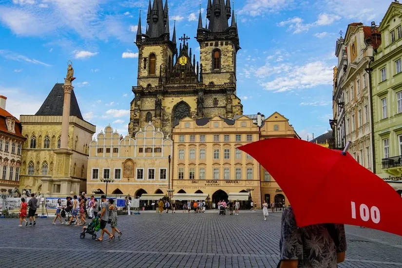 La Iglesia de Nuestra Señora antes del Týn se alza sobre la Plaza de la Ciudad Vieja de Praga, con edificios históricos y ...