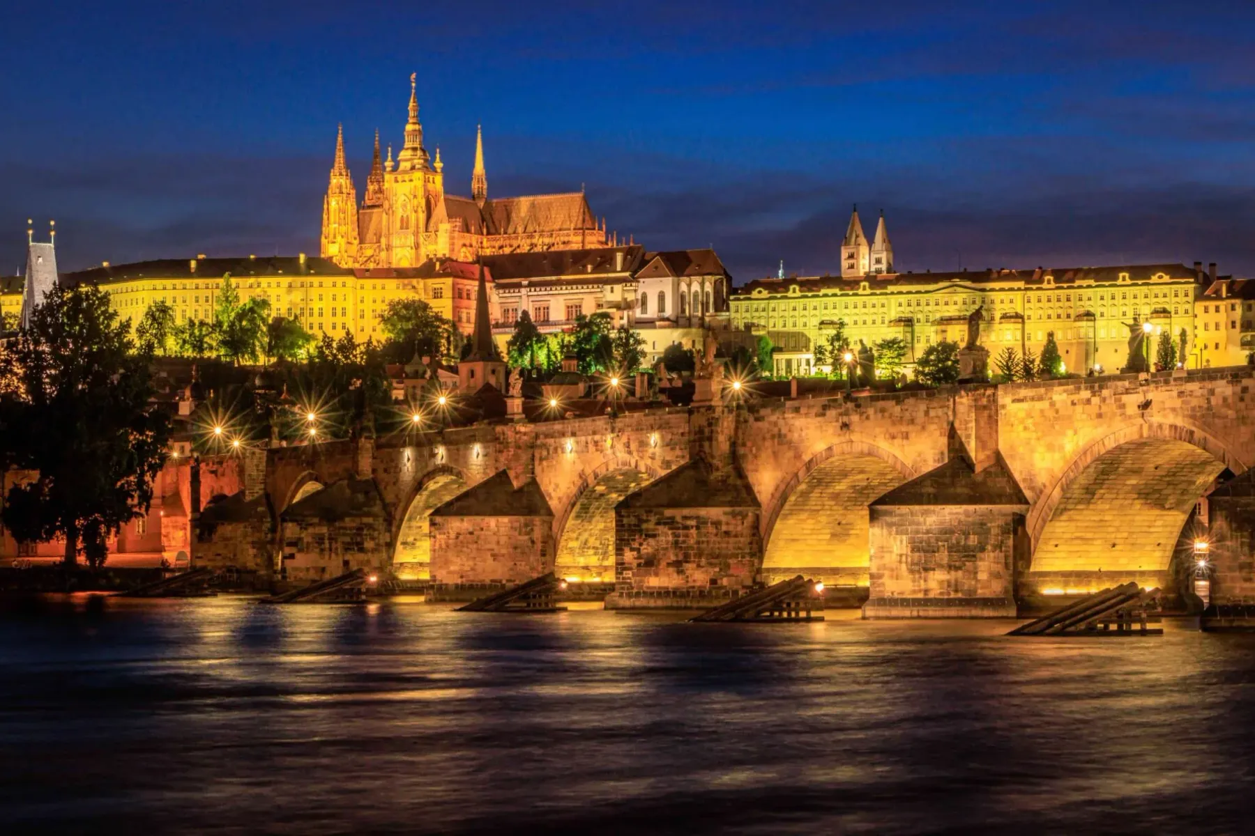 Castillo de Praga y Puente de Carlos por la noche.