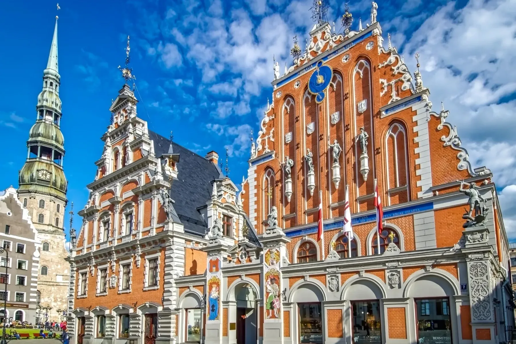 Erkunden Sie Rigas Altstadt: Haus der Schwarzköpfe & St. Petri Kirche.