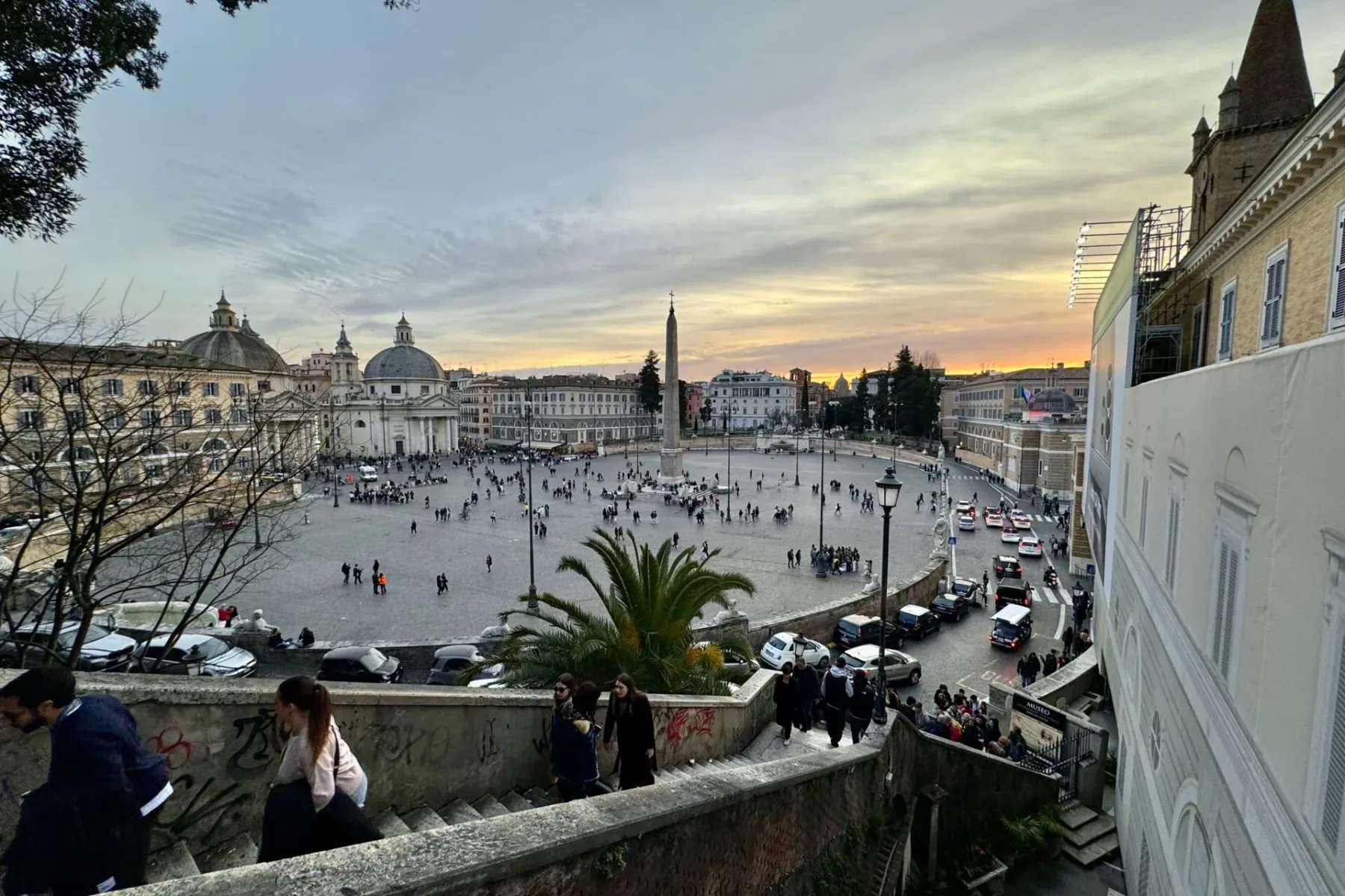 Erhöhter Blick auf die Piazza del Popolo in Rom bei Sonnenuntergang, mit Obelisk, zwei Kuppelkirchen, Menschenmengen und V...