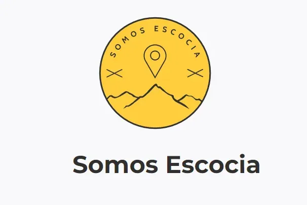 Gelbes rundes Logo mit Umriss von Bergen, einem Standort-Pin-Symbol und dem Text 'Somos Escocia'. Darunter die Worte 'Somo...