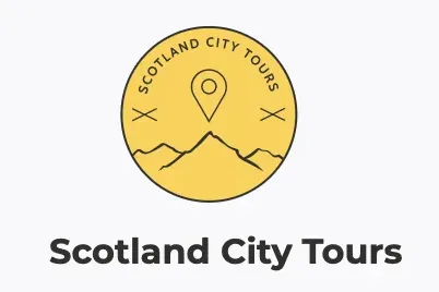 Logo für Scotland City Tours: ein gelber Kreis mit einer Kartenpin über schwarzen Bergen und dem Text 'Scotland City Tours'.