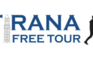 Logo Tirana Free Tour, z wieżą zegarową zamiast litery 'I' w Tirana i sylwetką idącej osoby.