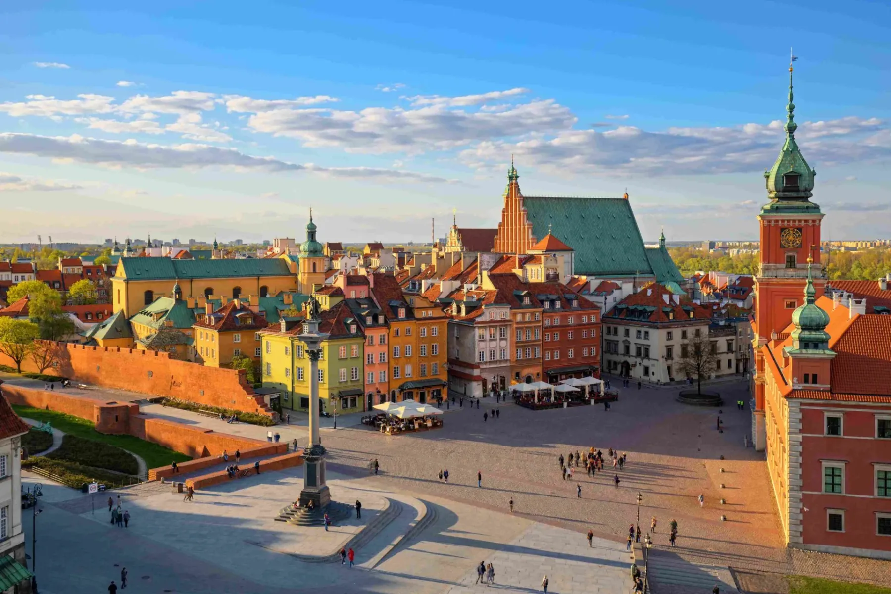 Panoramablick auf den Warschauer Altstadtmarkt bei Sonnenuntergang.