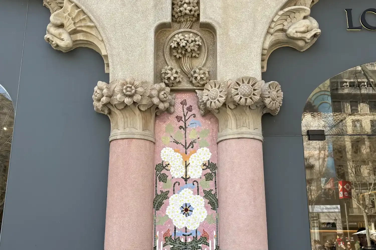 Mosaico floral y columnas de piedra esculpida en la fachada de la Casa Lleó Morera en el paseo de Gracia.