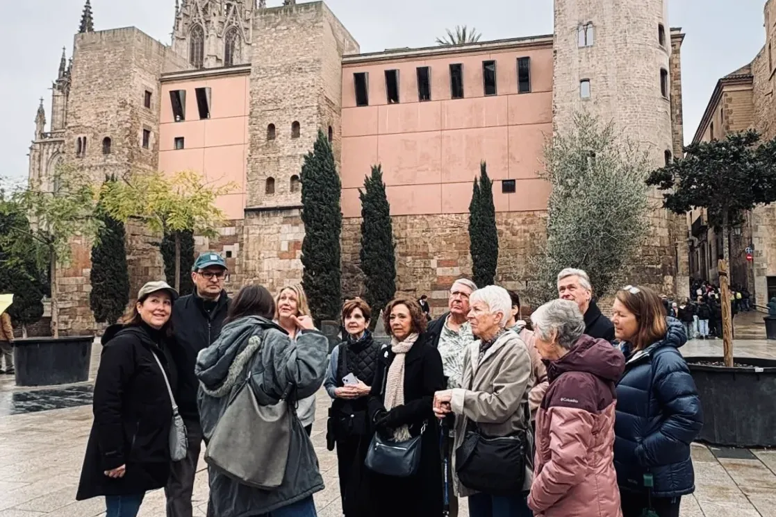 Un guía hablando a un grupo de turistas frente a la Catedral de Barcelona en el Barrio Gótico.