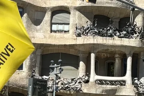 La Pedrera (Casa Milà) von Antoni Gaudí in Barcelona, mit geschwungener Steinfassade, Eisenbalkonen und Dachelementen. Ein...