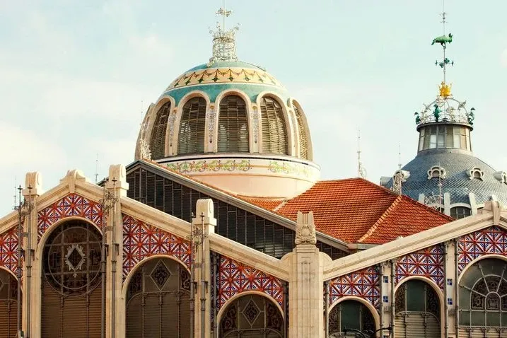 Ozdobne, kafelkowe kopuły i kolorowe dekoracje ceramiczne na fasadzie Mercado Central w Walencji.
