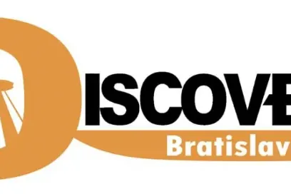 Logotipo 'Discover Bratislava' con siluetas de la Plataforma de Observación UFO y el Castillo de Bratislava en naranja y n...