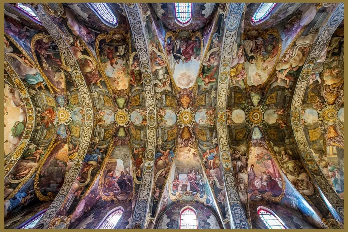 Ozdobne, pokryte freskami sklepienie kościoła San Nicolás w Walencji, przedstawiające sceny religijne.