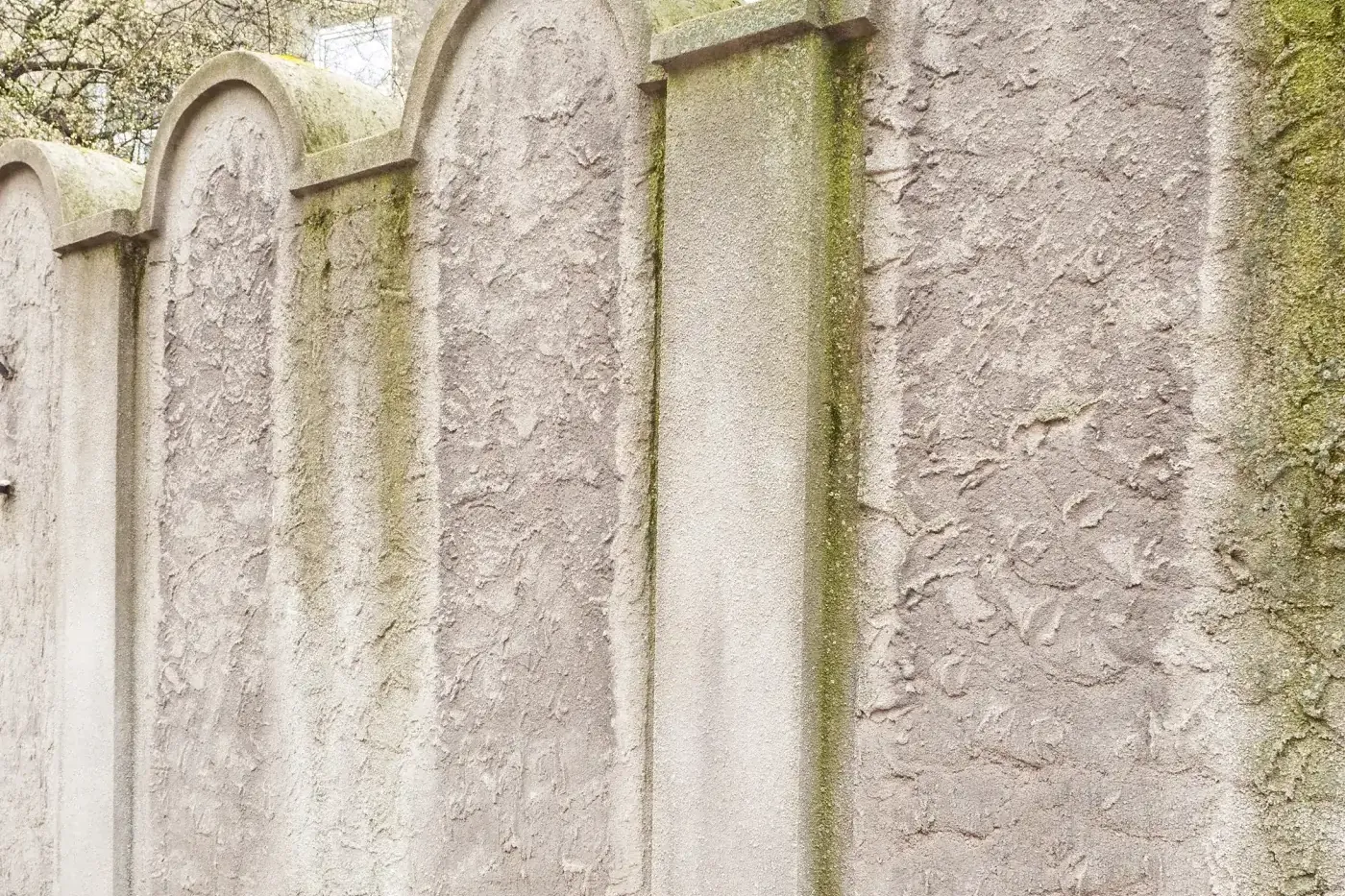 Un fragmento del muro del Gueto de Cracovia, con arcos superiores que se asemejan a lápidas judías (matzevá).