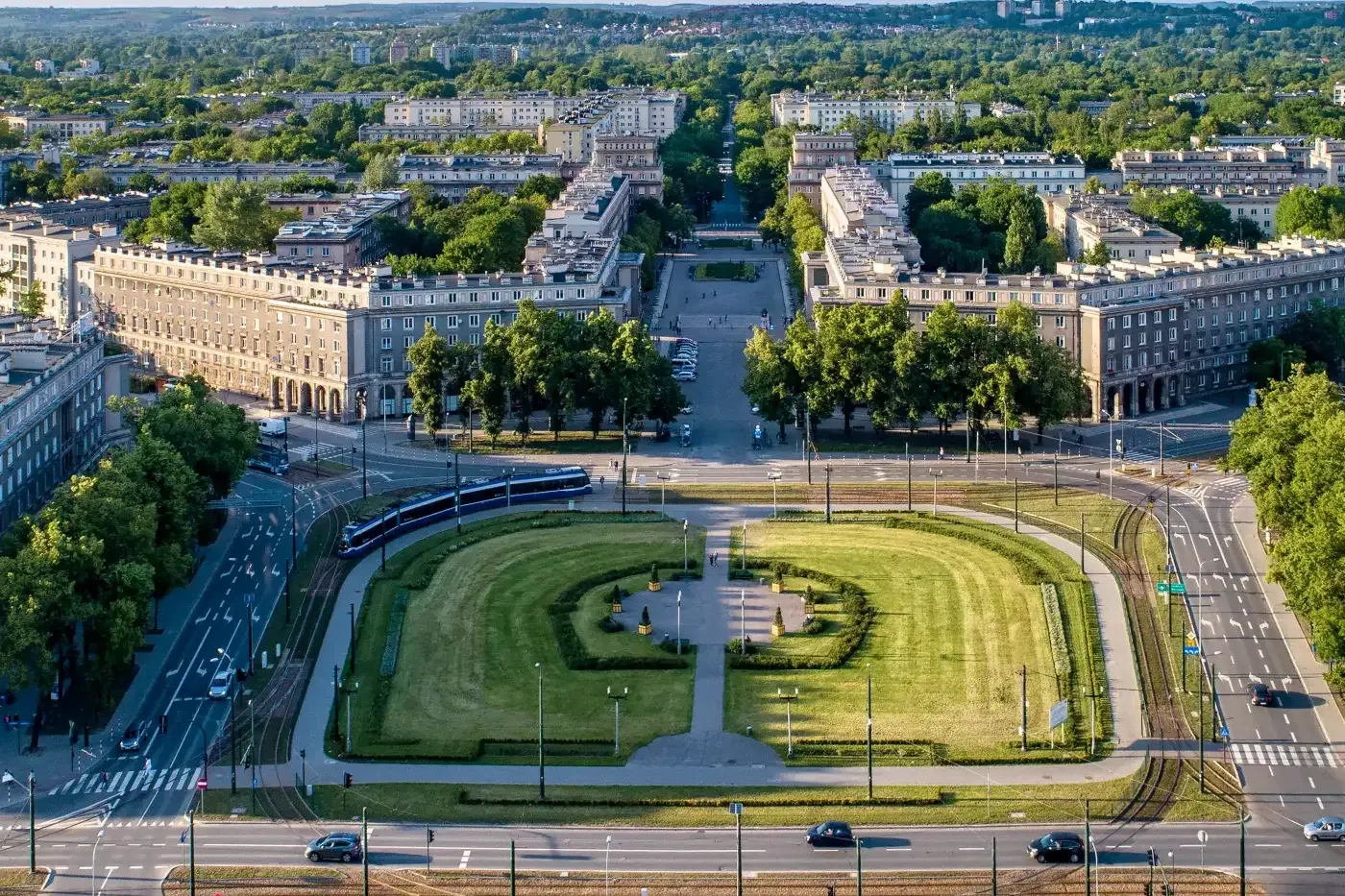 Luftaufnahme des Plac Centralny in Nowa Huta, Krakau, mit symmetrischem Layout, Gebäuden und Grünflächen an einem sonnigen...