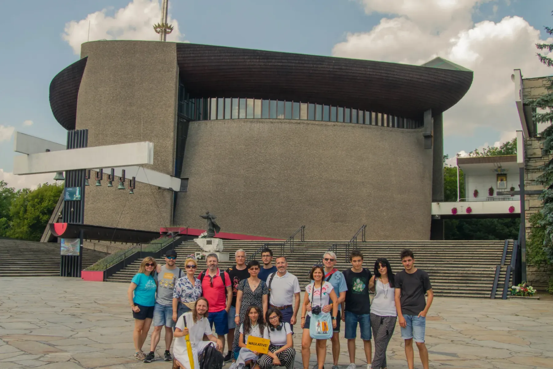 Eine Walkative-Reisegruppe posiert für ein Foto vor der modernen Kirche „Arche des Herrn“ (Arka Pana) in Nowa Huta, Krakau.
