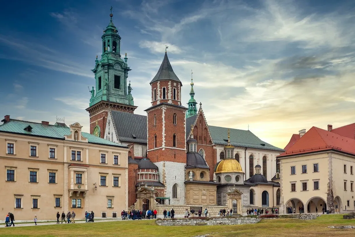 Der Komplex der Wawel-Kathedrale an einem teilweise bewölkten Tag, mit seinen verschiedenen Türmen und Kapellen von einer ...