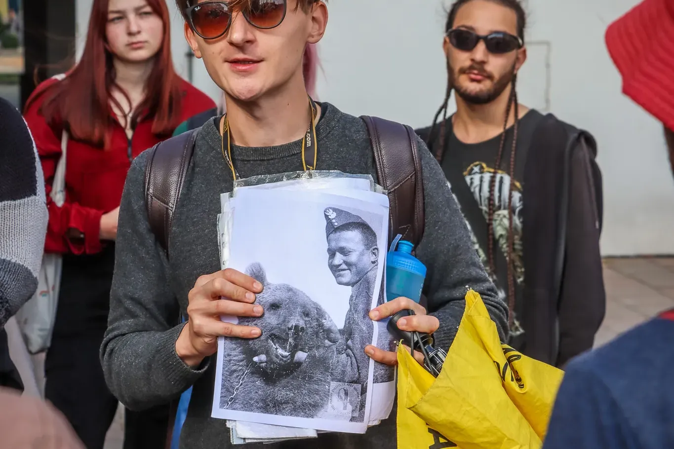 Ein Reiseführer zeigt einer Gruppe während einer Tour in Krakau ein historisches Foto eines polnischen Soldaten mit Wojtek...