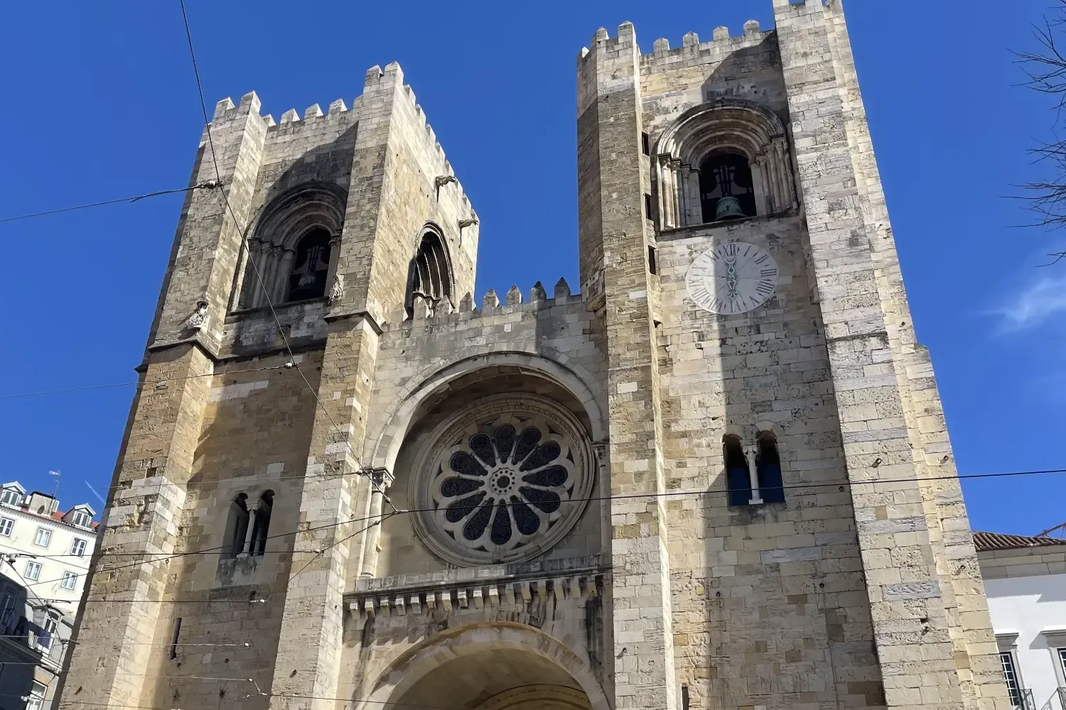 Die Fassade der Kathedrale von Lissabon (Sé de Lisboa) mit zwei quadratischen Türmen, einem Rosettenfenster und einem Boge...