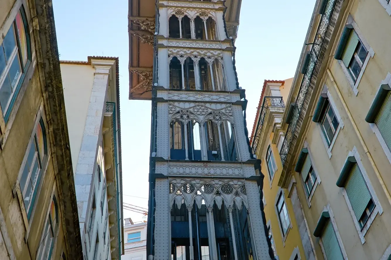 Der neugotische Elevador de Santa Justa, ein eiserner Aufzug in Lissabon, vom Straßenniveau aus gesehen.