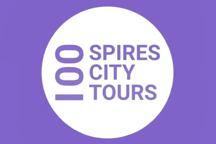Logo de '100 Spires City Tours' con el número 100 apilado verticalmente junto al texto en un círculo blanco sobre fondo mo...