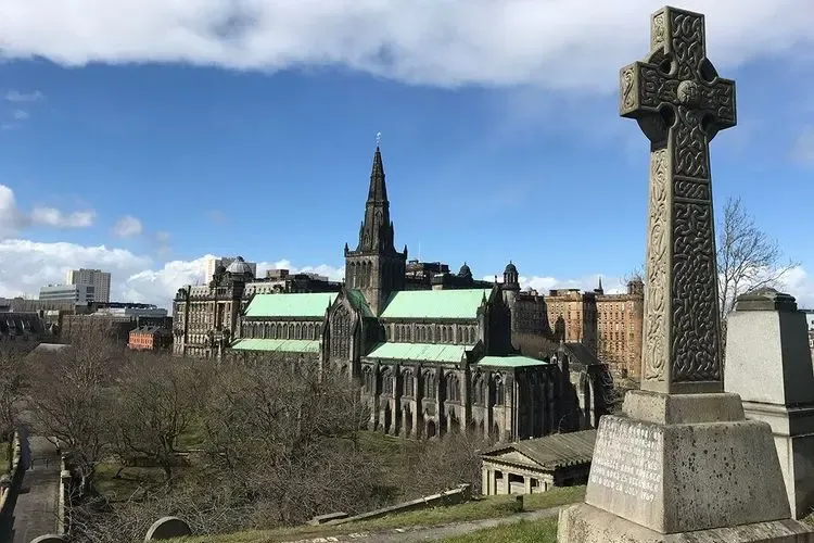 Blick auf die Glasgow Cathedral und Necropolis mit keltischem Kreuz.