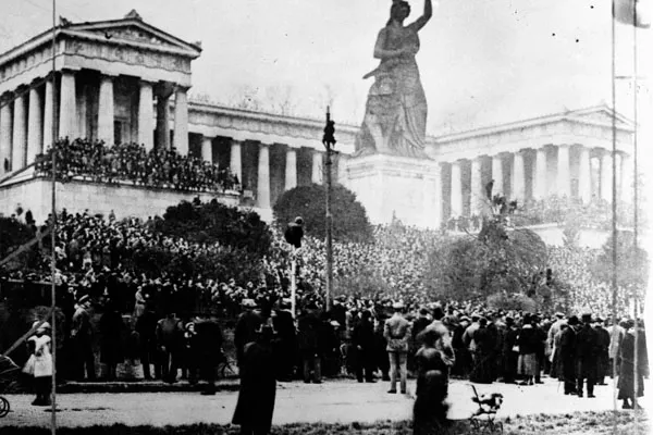 Czarno-białe zdjęcie dużego tłumu ludzi przed Ruhmeshalle i posągiem Bawarii w Monachium.