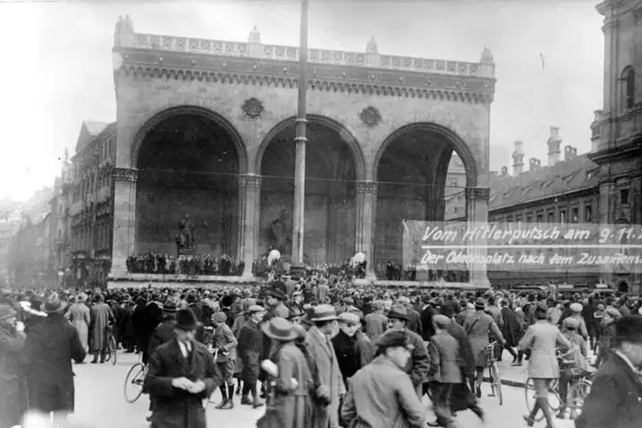 Foto histórica en blanco y negro de una gran multitud reunida frente a la Feldherrnhalle en Odeonsplatz, Múnich.