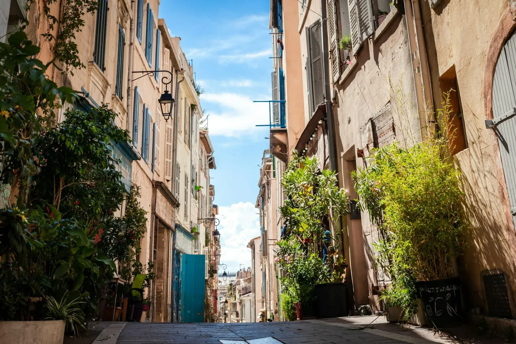 Encantador callejón en Marsella, Francia.