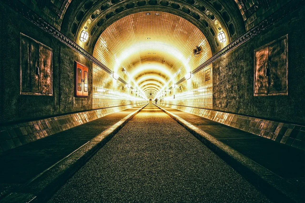 Un largo túnel iluminado invita a la exploración.