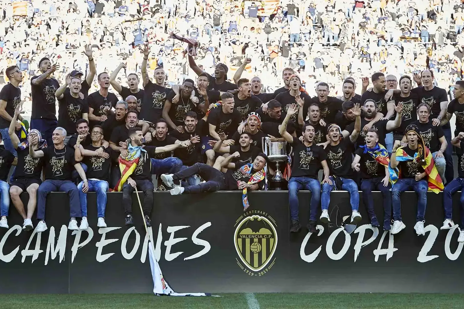 Jugadores del Valencia CF celebran la victoria en la Copa del Rey 2019 en un estadio lleno de aficionados.