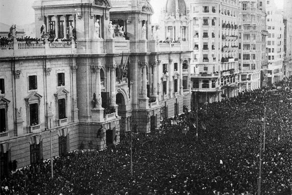 Black and white photo of a crowd in front of Valencia's City Hall during the proclamation of the Republic.