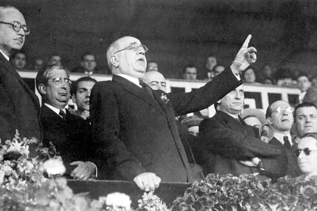 Black and white photo of Manuel Azaña giving a speech, gesturing with his finger at the Mestalla Stadium in Valencia, 1935.