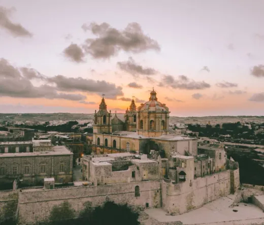 Luftaufnahme der St. Pauls Kathedrale in Mdina, Malta bei Sonnenuntergang.