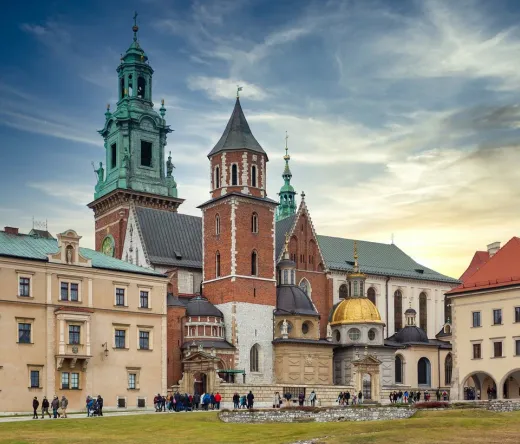 Wspaniała Katedra Wawelska w Krakowie, Polska, z turystami zwiedzającymi teren.