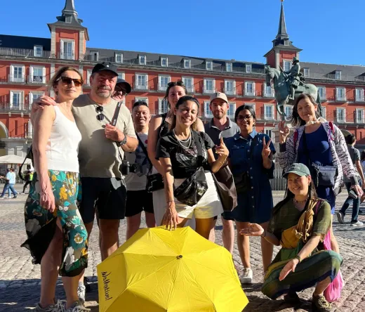 Turistas felices en un tour WALKATIVE! en la Plaza Mayor de Madrid.