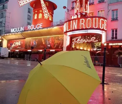 Paraguas del guía turístico Walkative! frente al Moulin Rouge en París.