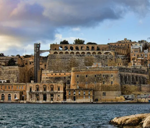 Historisches Valletta-Ufer in Malta mit alten Festungsanlagen und Gebäuden.