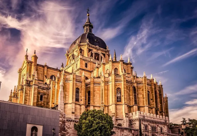 Die majestätische Almudena-Kathedrale in Madrid, Spanien.