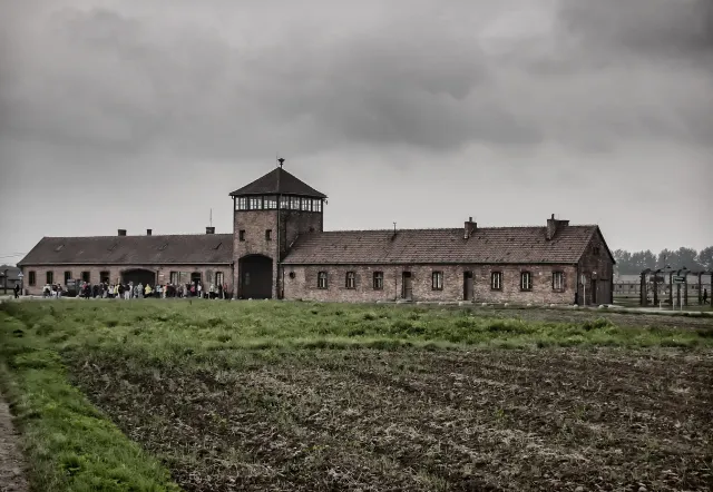 Un grupo de turistas en una visita guiada al Museo y Memorial de Auschwitz-Birkenau.