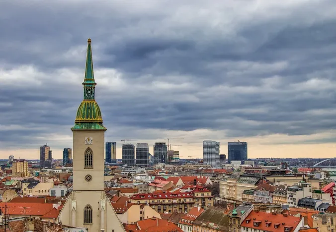 Panoramablick auf Bratislava, Slowakei, mit der St. Martinsdom.