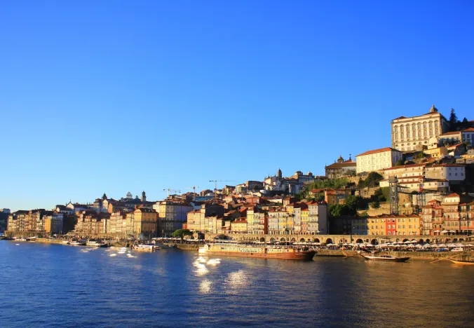 Panoramablick auf das Ribeira-Viertel von Porto und den Douro.