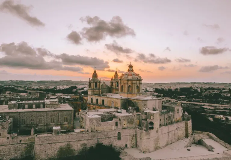 Luftaufnahme der St. Pauls Kathedrale in Mdina, Malta bei Sonnenuntergang.