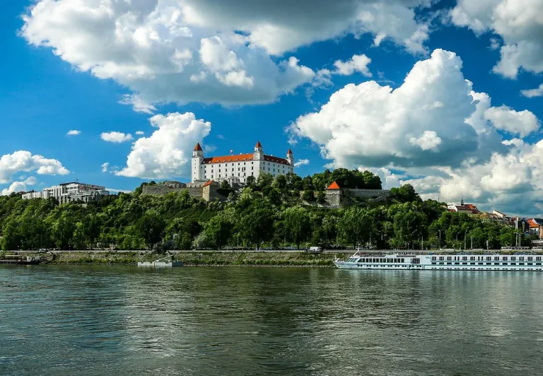 Burg Bratislava und Donau Flussfahrt.