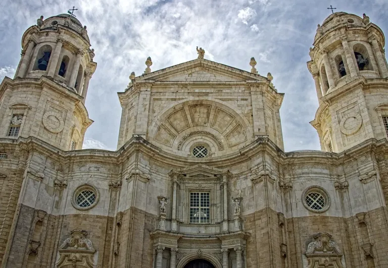 Die beeindruckende Fassade der Kathedrale von Cádiz in Spanien.