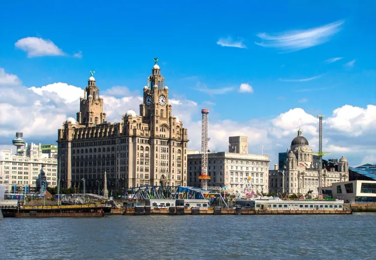 Atemberaubende Aussicht auf Liverpools Royal Liver Building und die Uferpromenade.